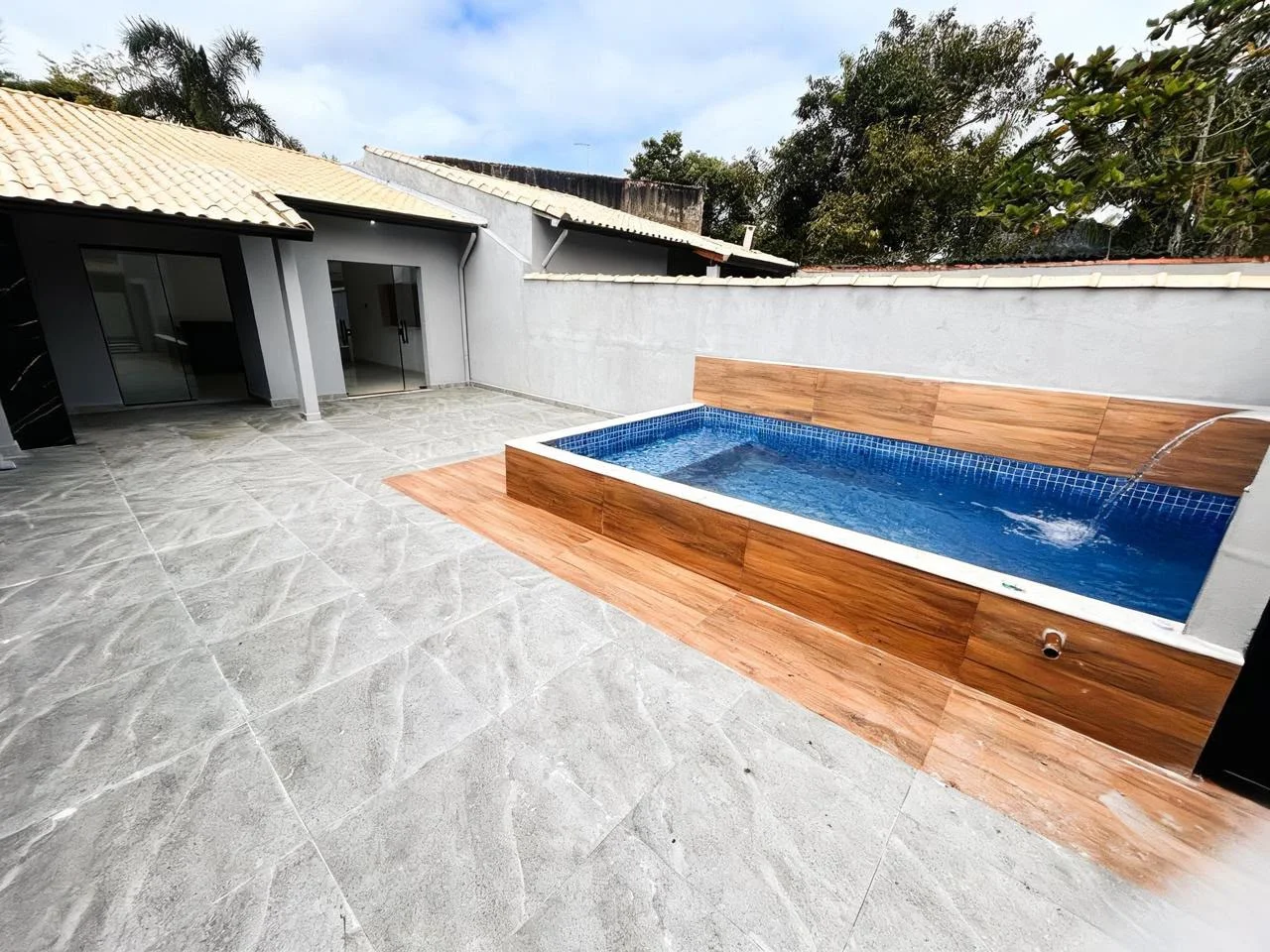 Casa com 2 dormitórios próximo à praia no bairro Gaivota (Praia)