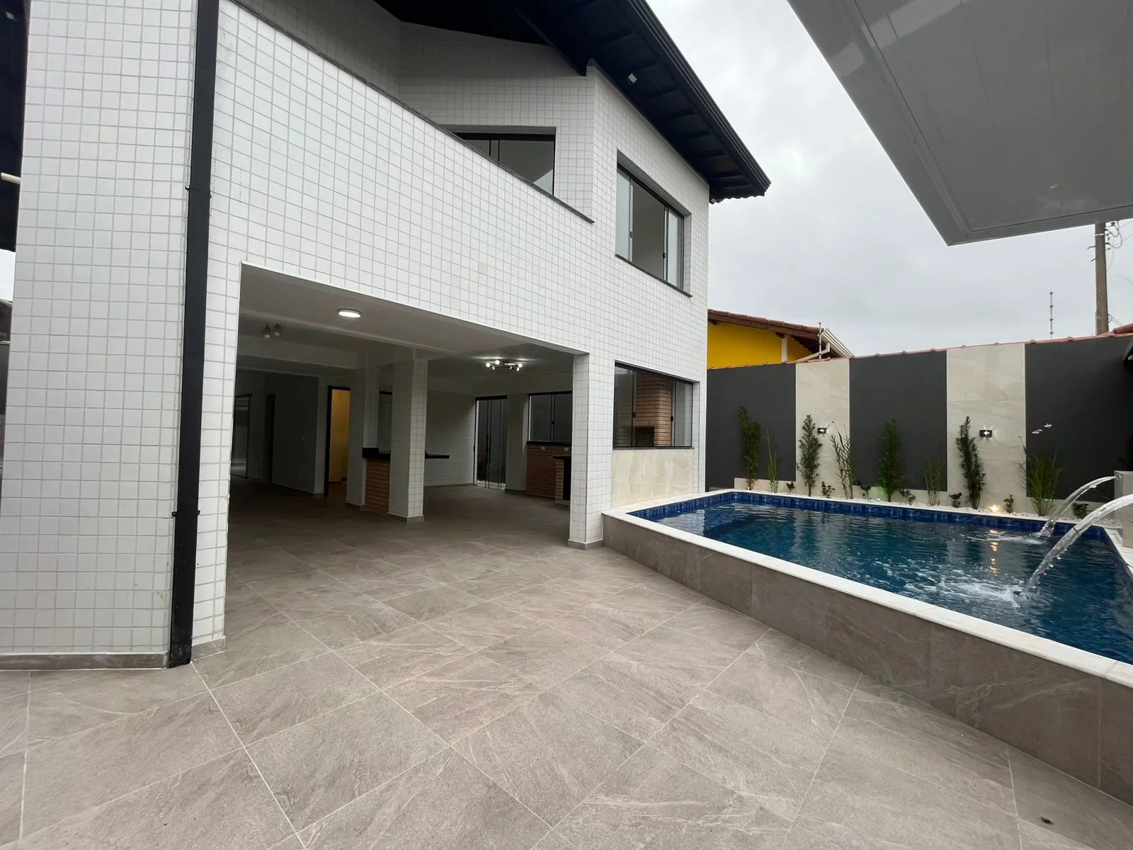 Casa com 5 dormitórios próximo à praia no bairro Bopiranga