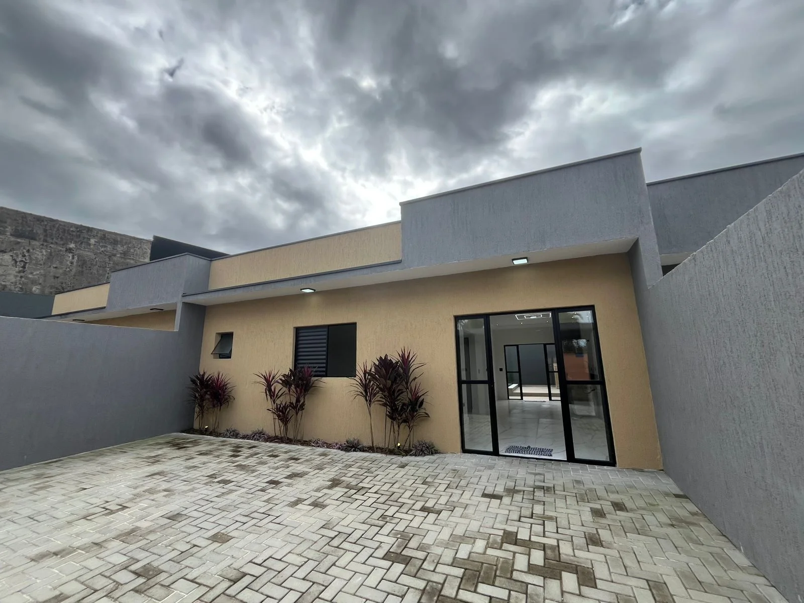 Casa com 2 dormitórios próximo à praia no bairro Gaivota (Praia)