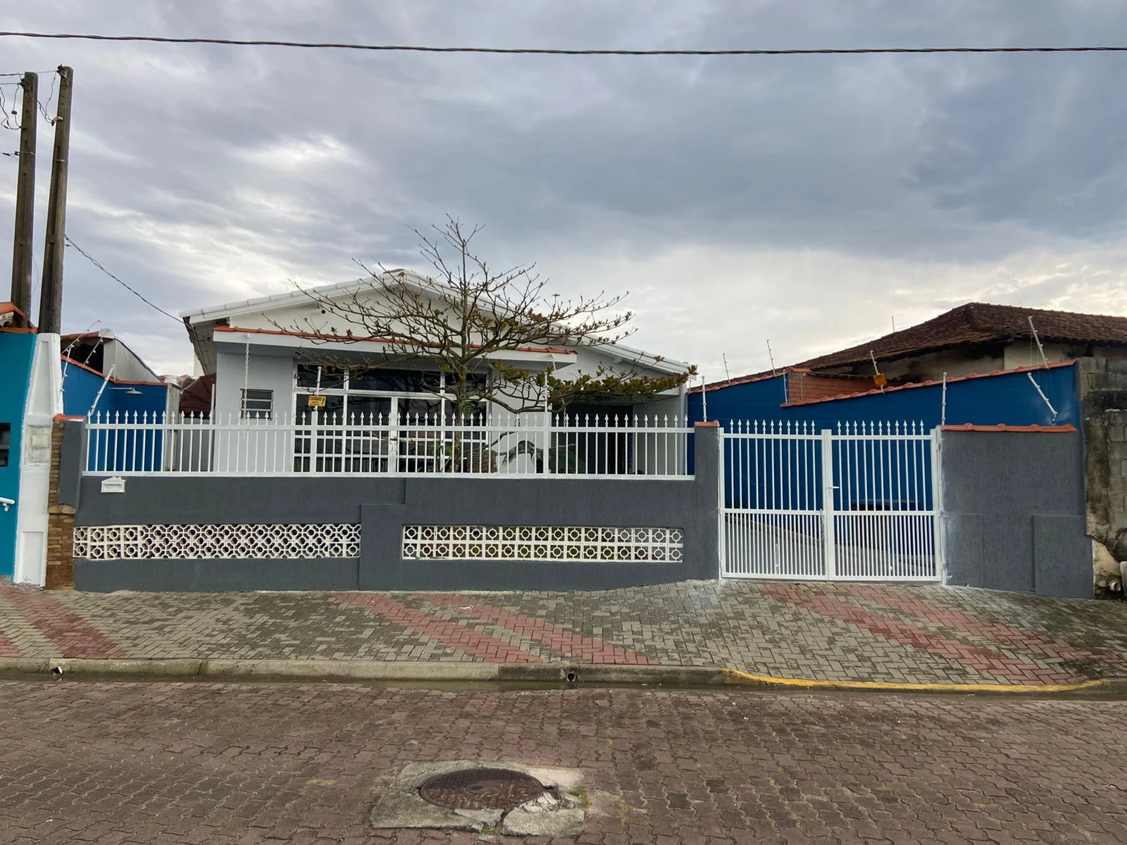 Casa com 6 dormitórios semi mobiliado com vista para o mar no ba…