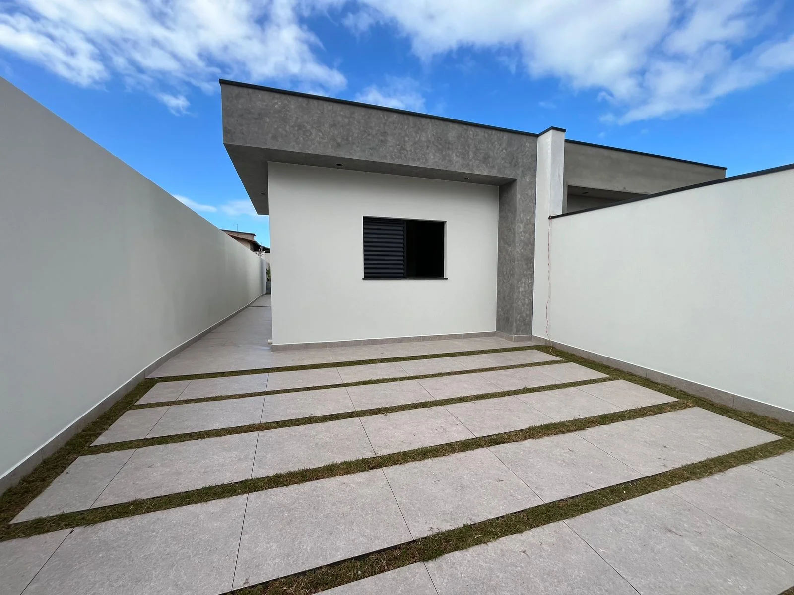 Casa com 2 dormitórios próximo à praia no bairro Tupy