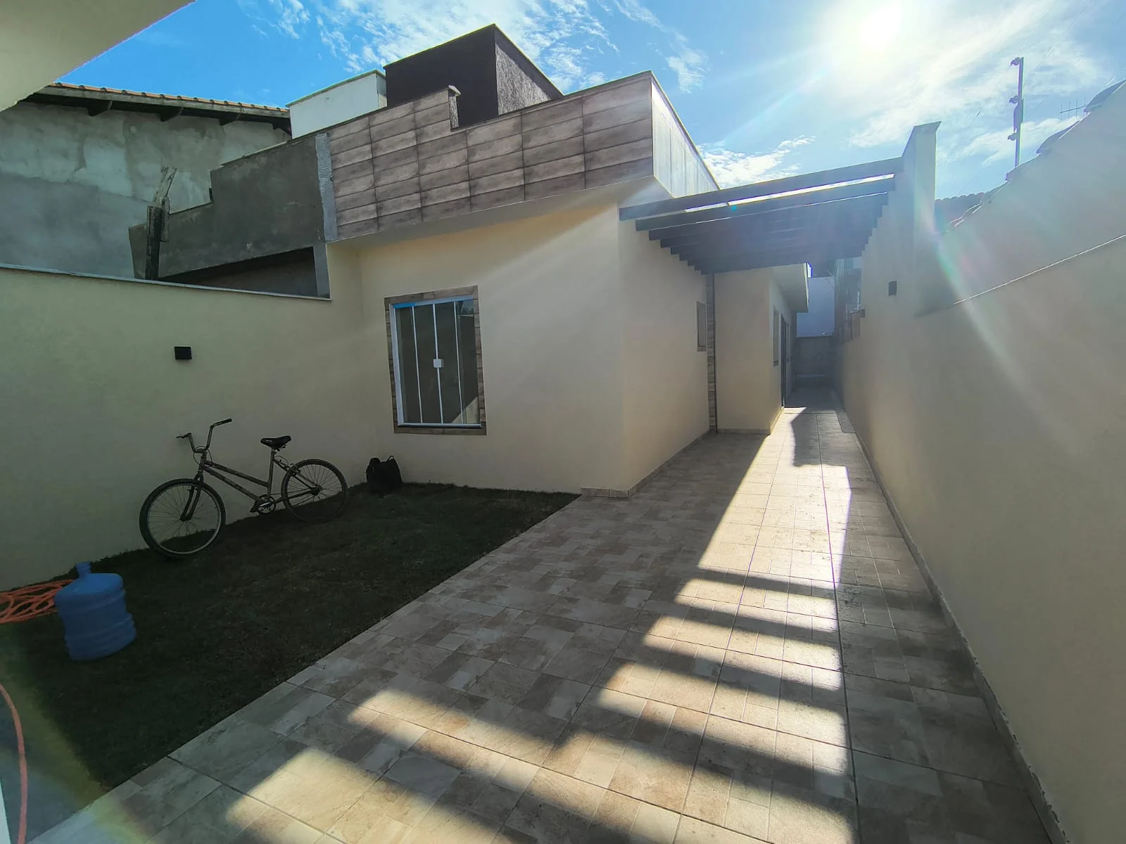 Casa com 2 dormitórios próximo à praia no bairro Jamaica (Praia)