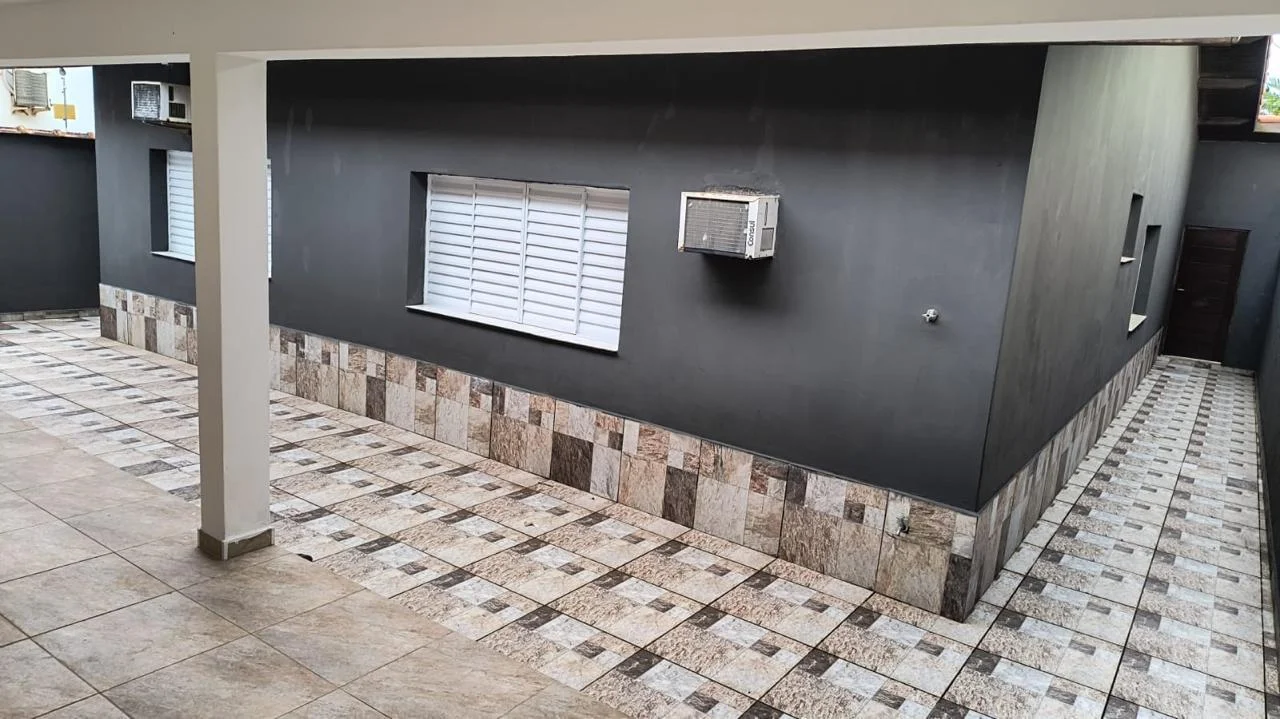 Casa com 3 dormitórios próximo à praia no bairro Nova Itanhaém (Praia)