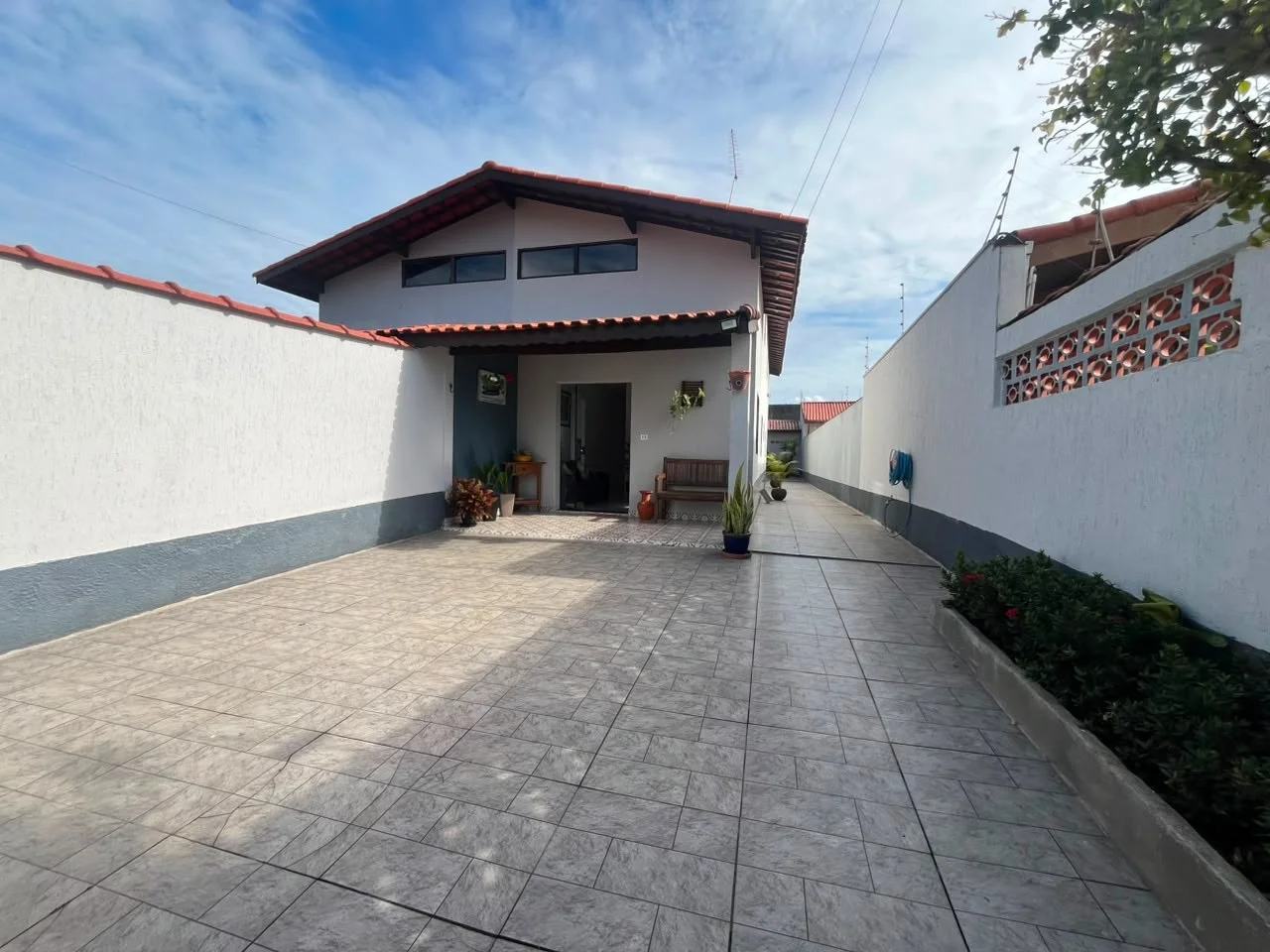 Casa com 4 dormitórios próximo à praia no bairro Cibratel II