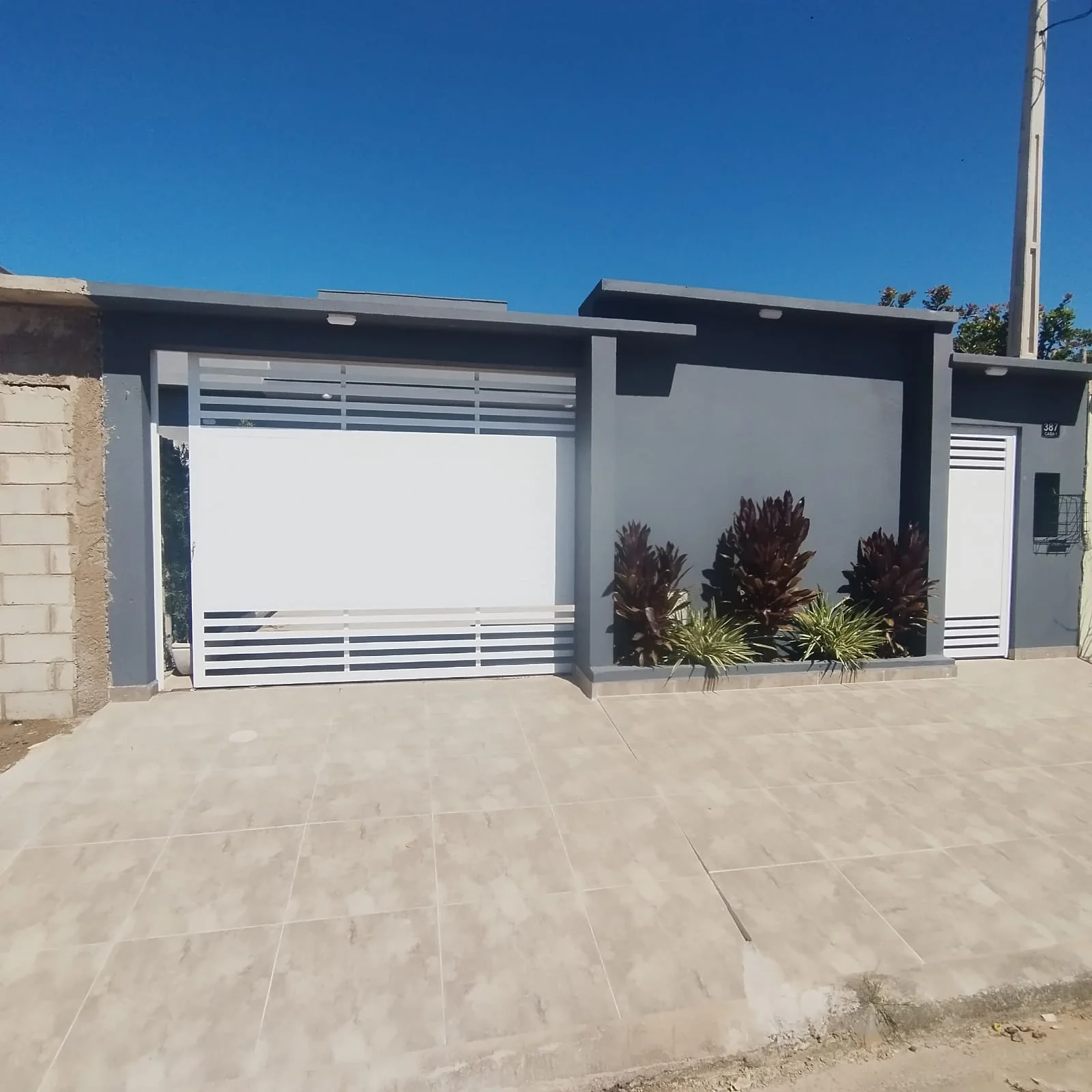 Casa com 3 dormitórios com vista para o mar no bairro Jamaica (Praia)