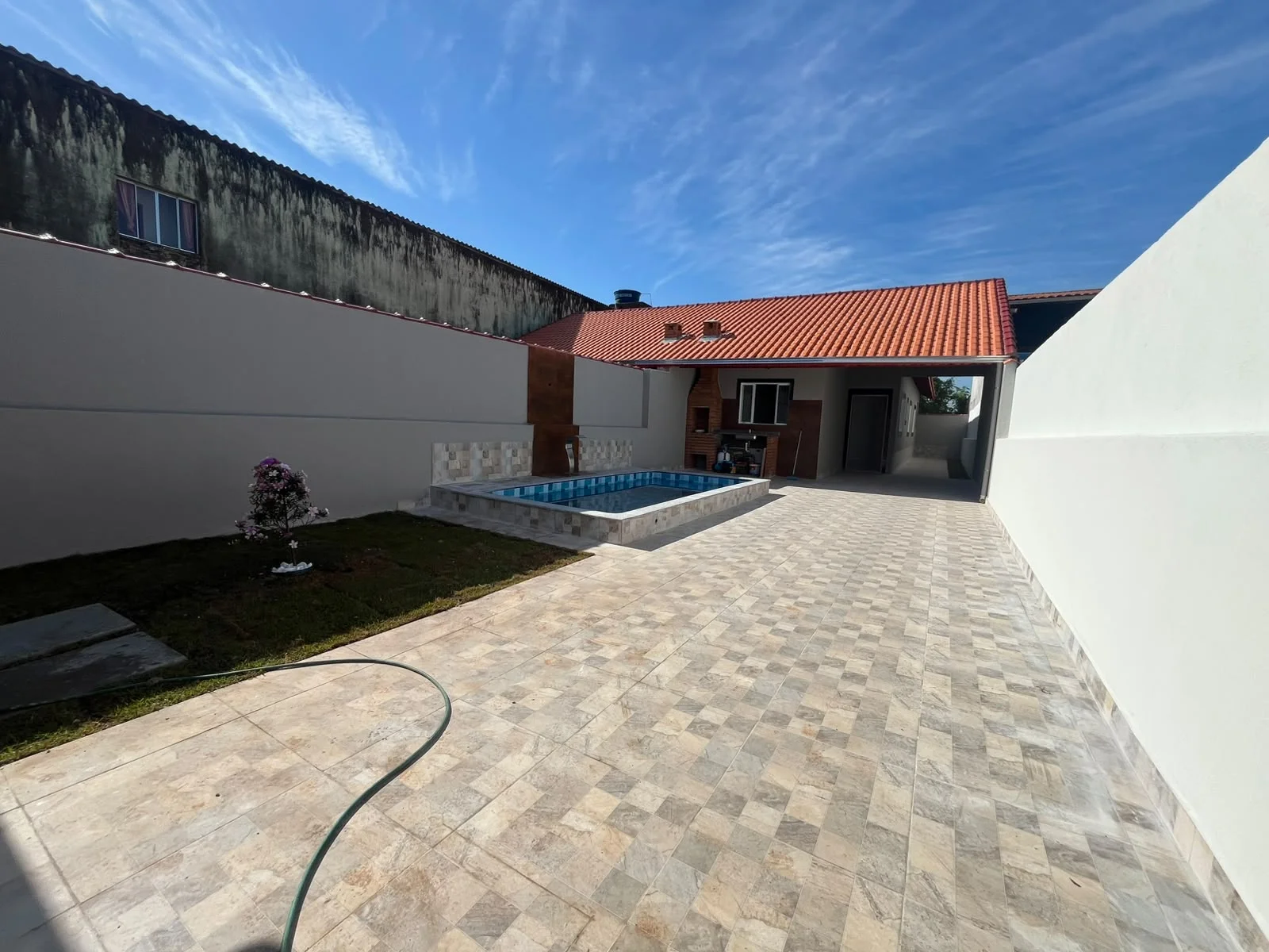 Casa com 2 dormitórios próximo à praia no bairro Verde Mar