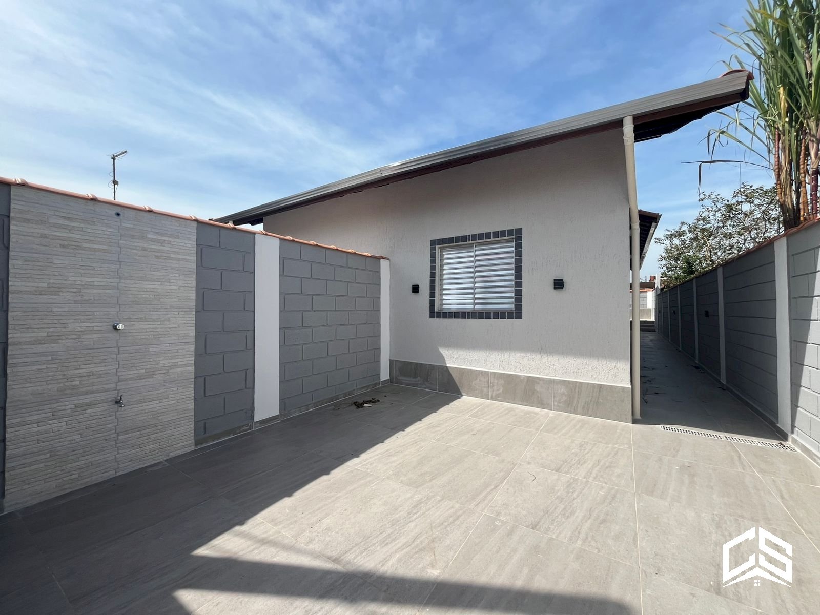 Linda casa lado morro com piscina e 2 dormitórios