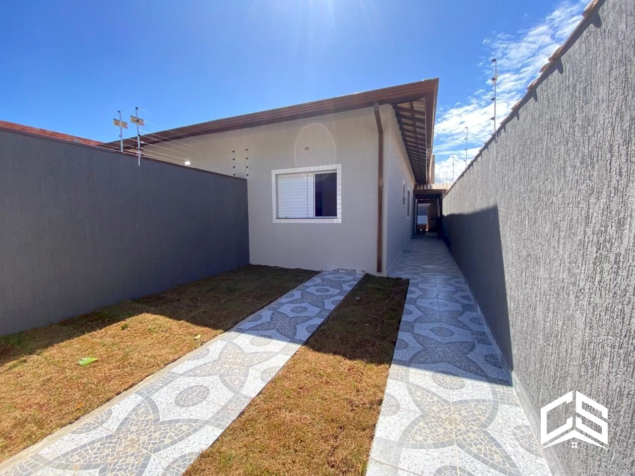 Casa à venda com 2 dormitórios lado praia no bairro Gaivota