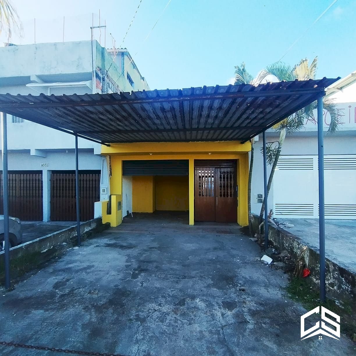 Linda casa com ponto comercial à venda no Jardim Suarão
