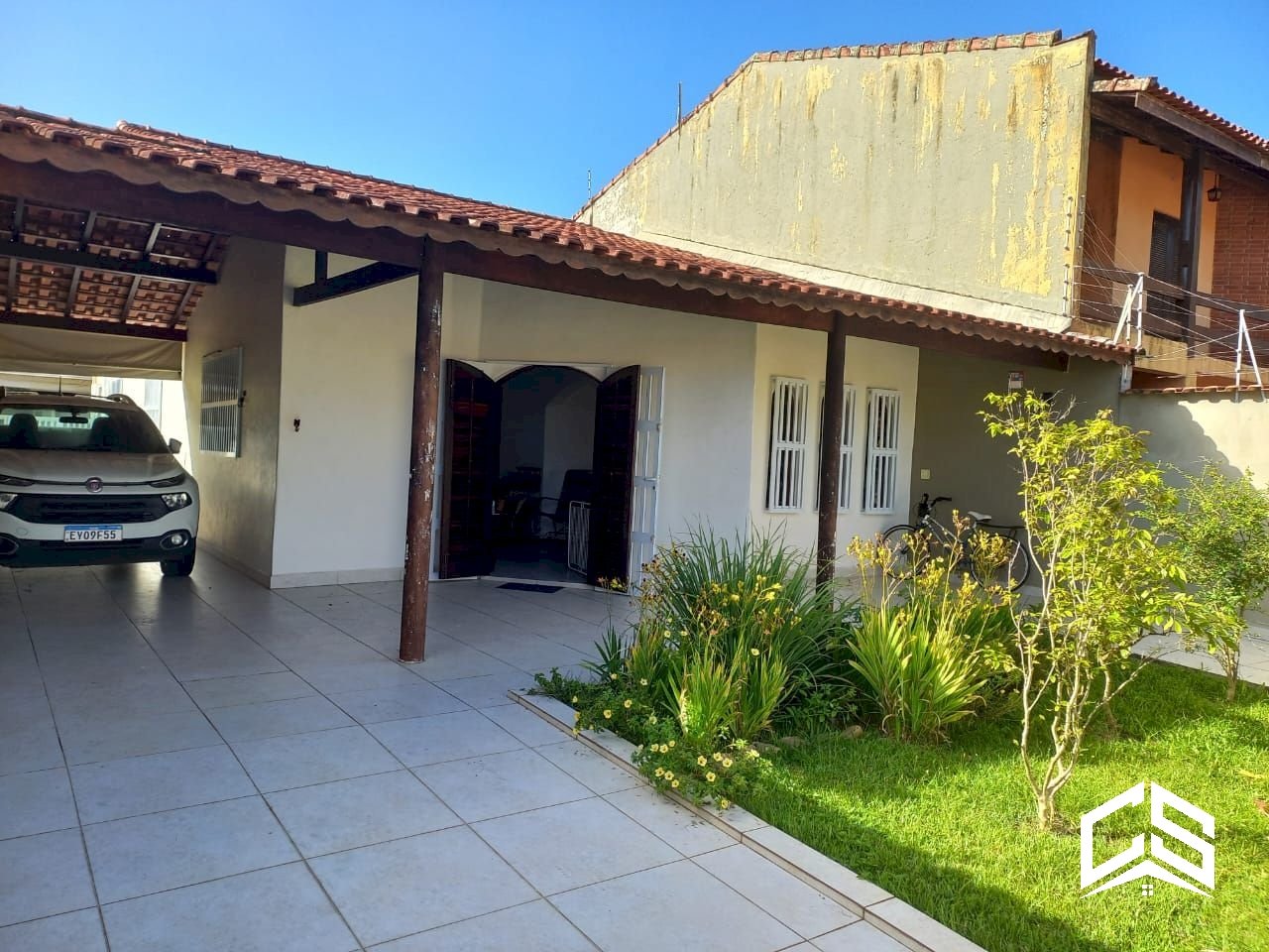 Casa à venda com 4 quartos e piscina a 300 metros da praia