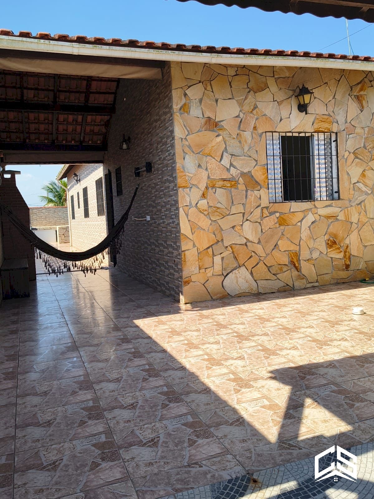 IMÓVEL LADO PRAIA COM PISCINA E 2 DORMITÓRIOS