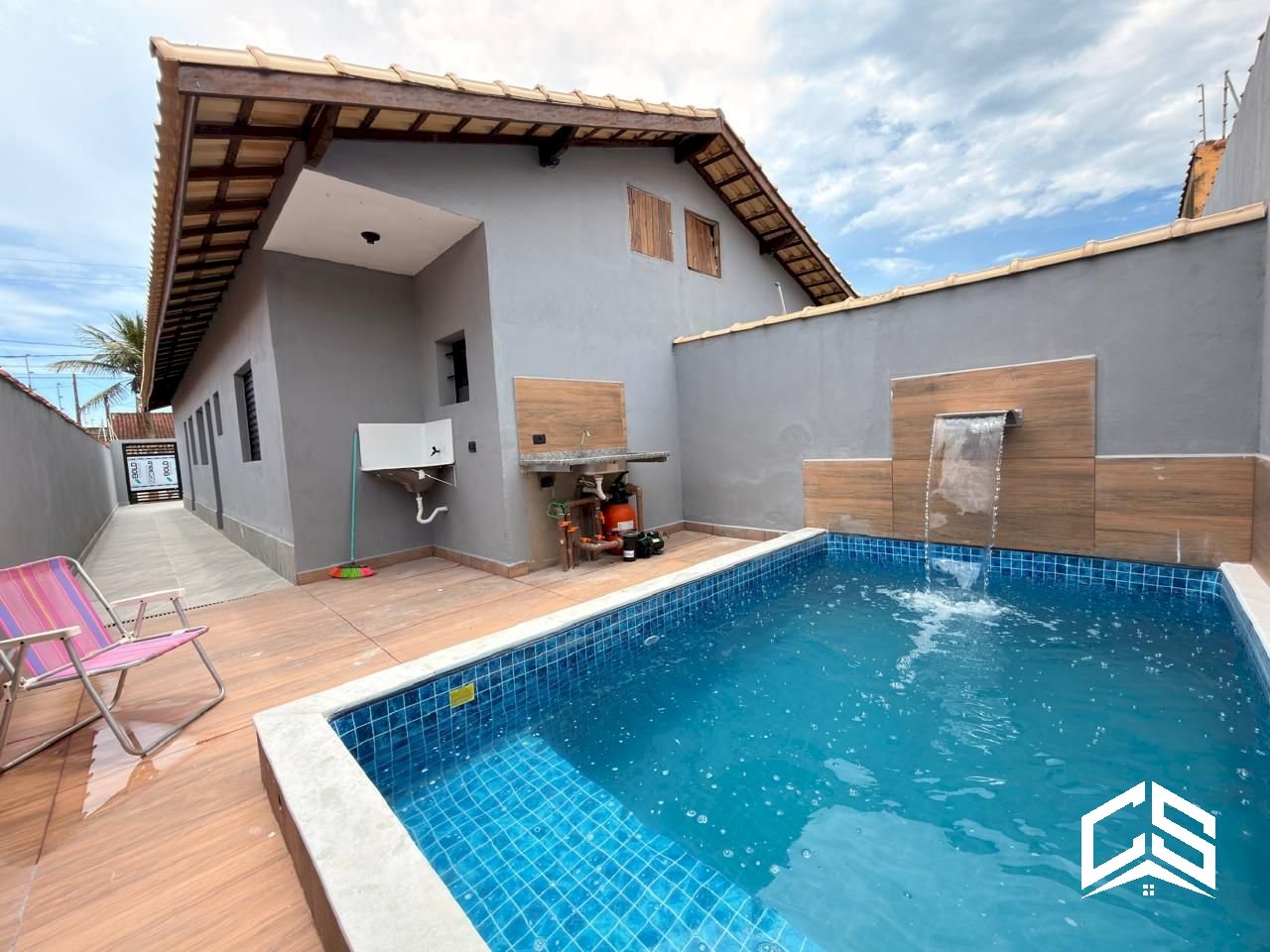 Casa à venda com 2 quartos sendo 1 suíte e piscina