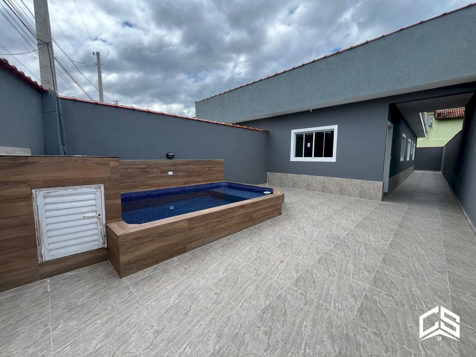 Casa à venda com piscina e 2 dormitórios