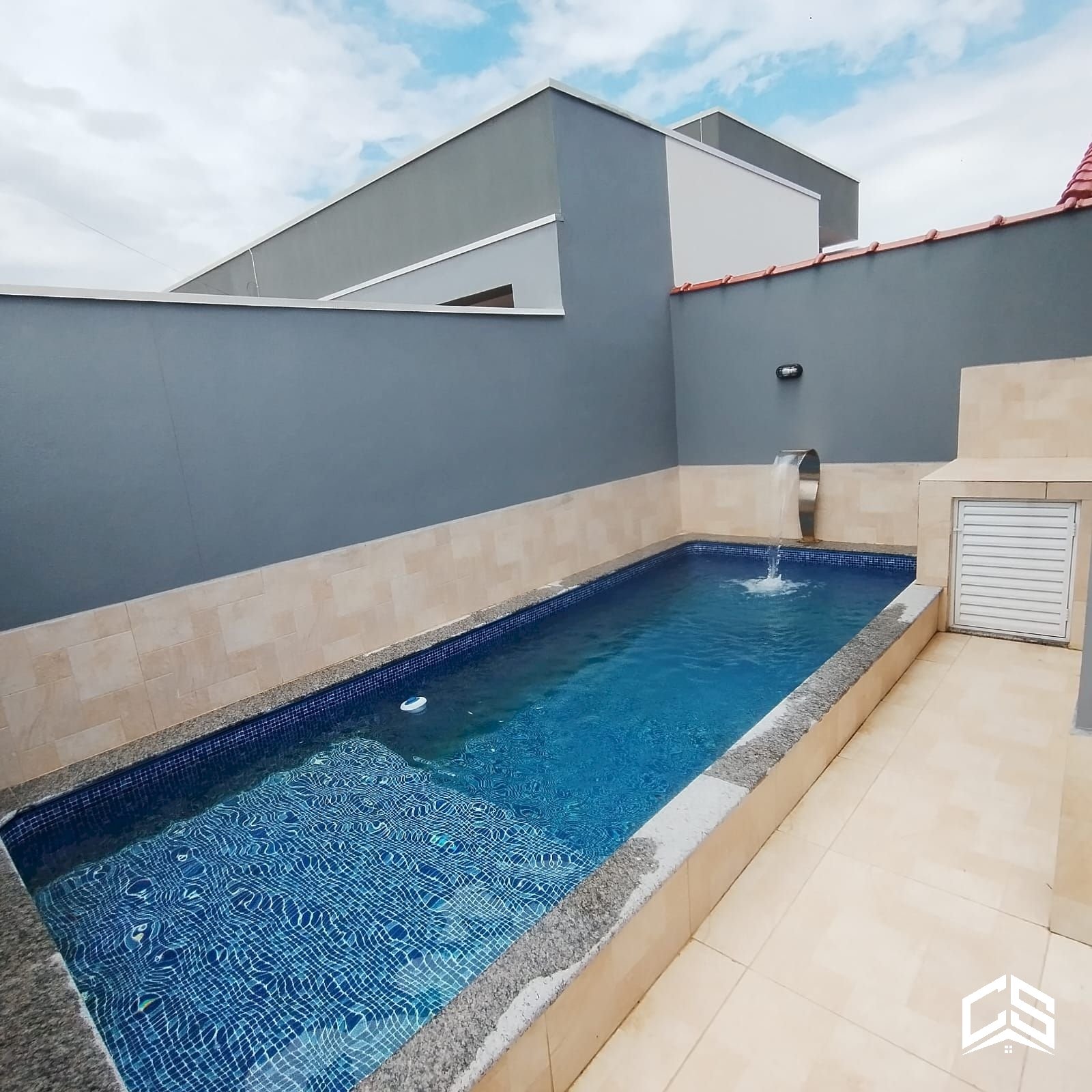 Casa lado morro em Mongaguá com 2 quartos e piscina