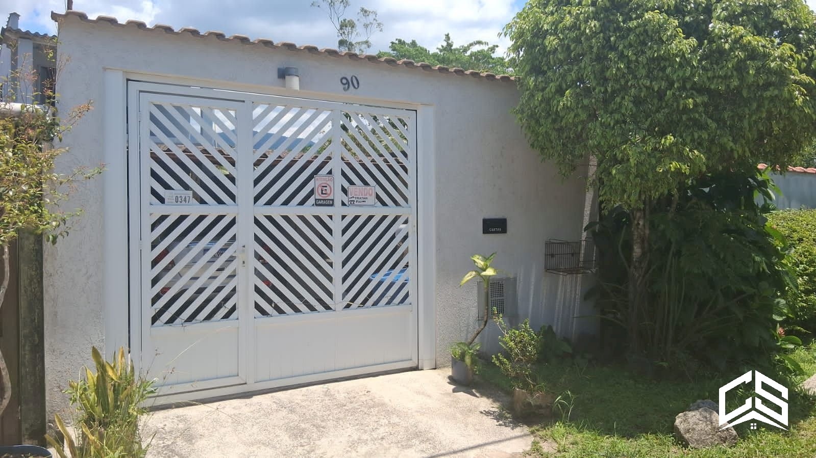 CASA A VENDA COM PISCINA