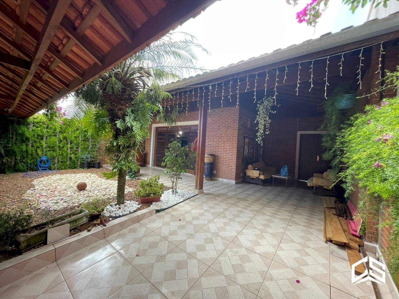 CASA A VENDA E LOCAÇÃO LADO PRAIA